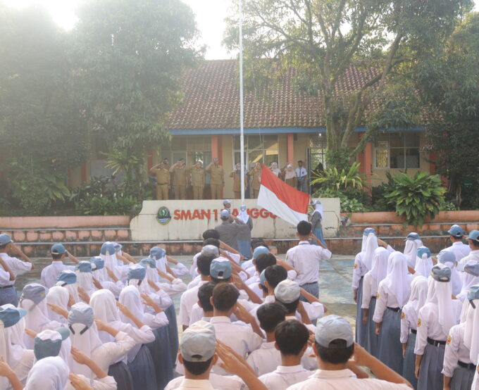 Awali KBM Pasca Lebaran, SMAN 1 Nanggung Gelar Upacara dan Tekankan Kedisiplinan Atribut Siswa