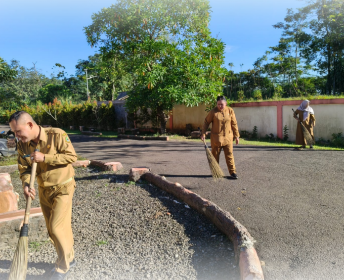 Wujudkan Lingkungan Sekolah yang Nyaman, SMAN 1 Nanggung Gelar Aksi "Senin Berseka"